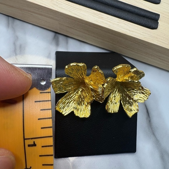 Elegant Gold Flower Earrings - Picture 5 of 6